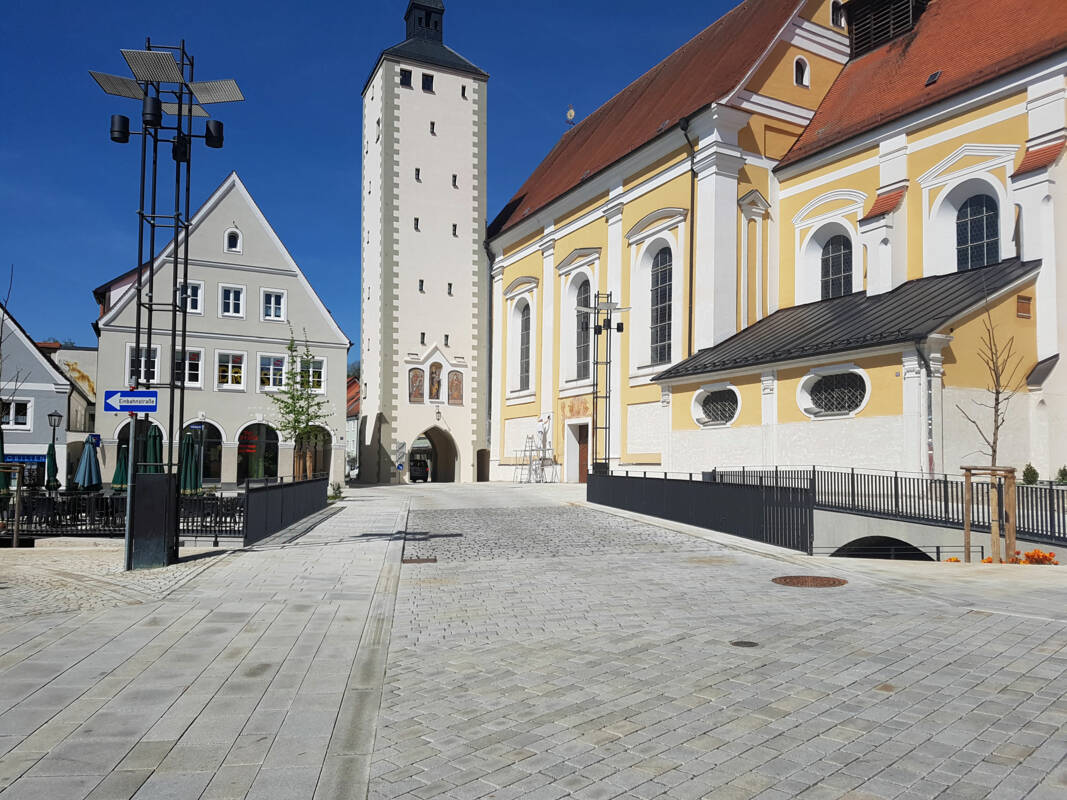 Unteres Tor mit Jesuitenkirche